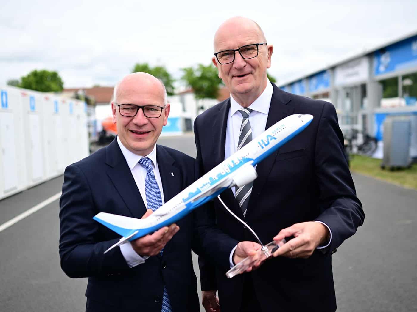 Wegner (l) und Woidke auf der Internationalen Luft- und Raumfahrtausstellung (ILA) am Rande des Flughafens Berlin-Brandenburg. / Foto: Sebastian Gollnow/dpa