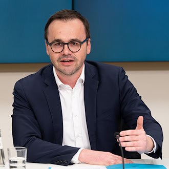 Brandenburgs Innenminister Jan Redmann (CDU) hat den Verfassungsschutzbericht für 2025 vorgestellt. (Archivbild) / Foto: Soeren Stache/dpa