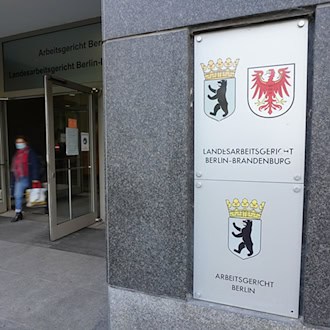 Blick auf den Eingang des Arbeitsgerichts Berlin am Magdeburger Platz. (Symbolbild)  / Foto: Jörg Carstensen/dpa
