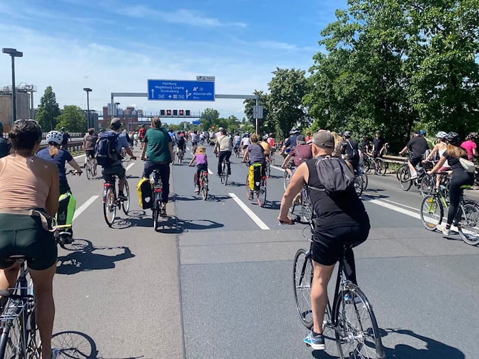 Rund 30.000 Radfahrer bei ADFC-Sternfahrt Richtung Siegessäule in Berlin