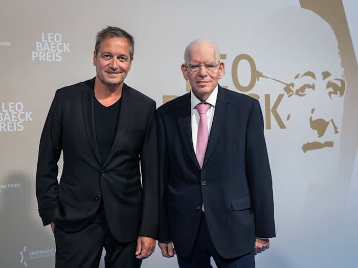 Der Zentralrat der Juden um Präsident Josef Schuster (r) ehrt den Kabarettisten Dieter Nuhr. / Foto: Soeren Stache/dpa
