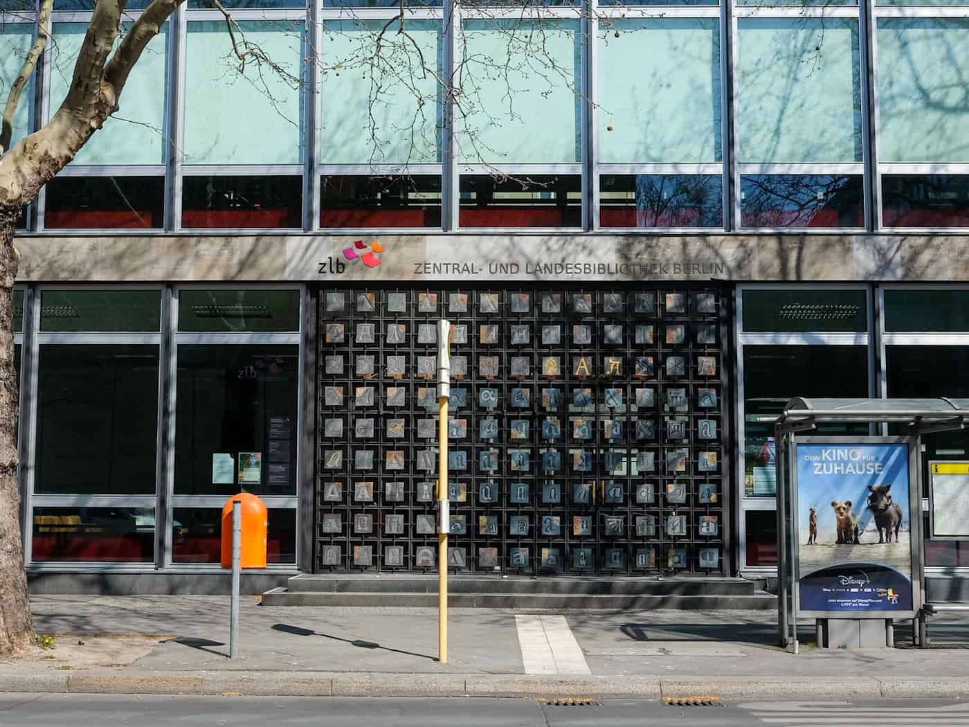 In der Stadtbibliothek in der Breite Straße wird heute ab 15.00 Uhr gefeiert. (Archivbild) / Foto: Jens Kalaene/dpa-Zentralbild/ZB