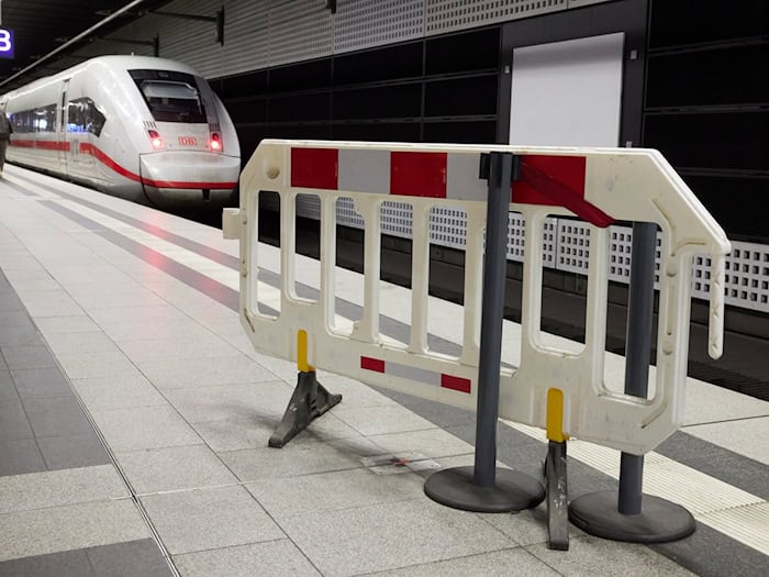 Die Generalsanierung ist zu Ende: Die Züge fahren wieder zwischen Hamburg und Berlin. (Archivbild) / Foto: Joerg Carstensen/dpa