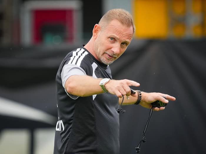Cheftrainer Mauro Lustrinelli hatte mit Union beim Regionalligisten Chemnitzer FC den ersten besseren Gegner in der Vorbereitung. (Archivbild) / Foto: Soeren Stache/dpa