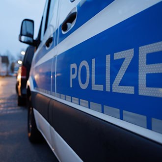 77-Jähriger mit Messer-Attrappe - Polizei setzt Taser ein