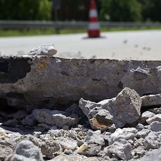 Die Hitze verursachte in der vergangenen Woche massive Schäden auf der A2. Teile der Fahrbahn brachen auf. (Archivbild)  / Foto: Michael Bahlo/dpa