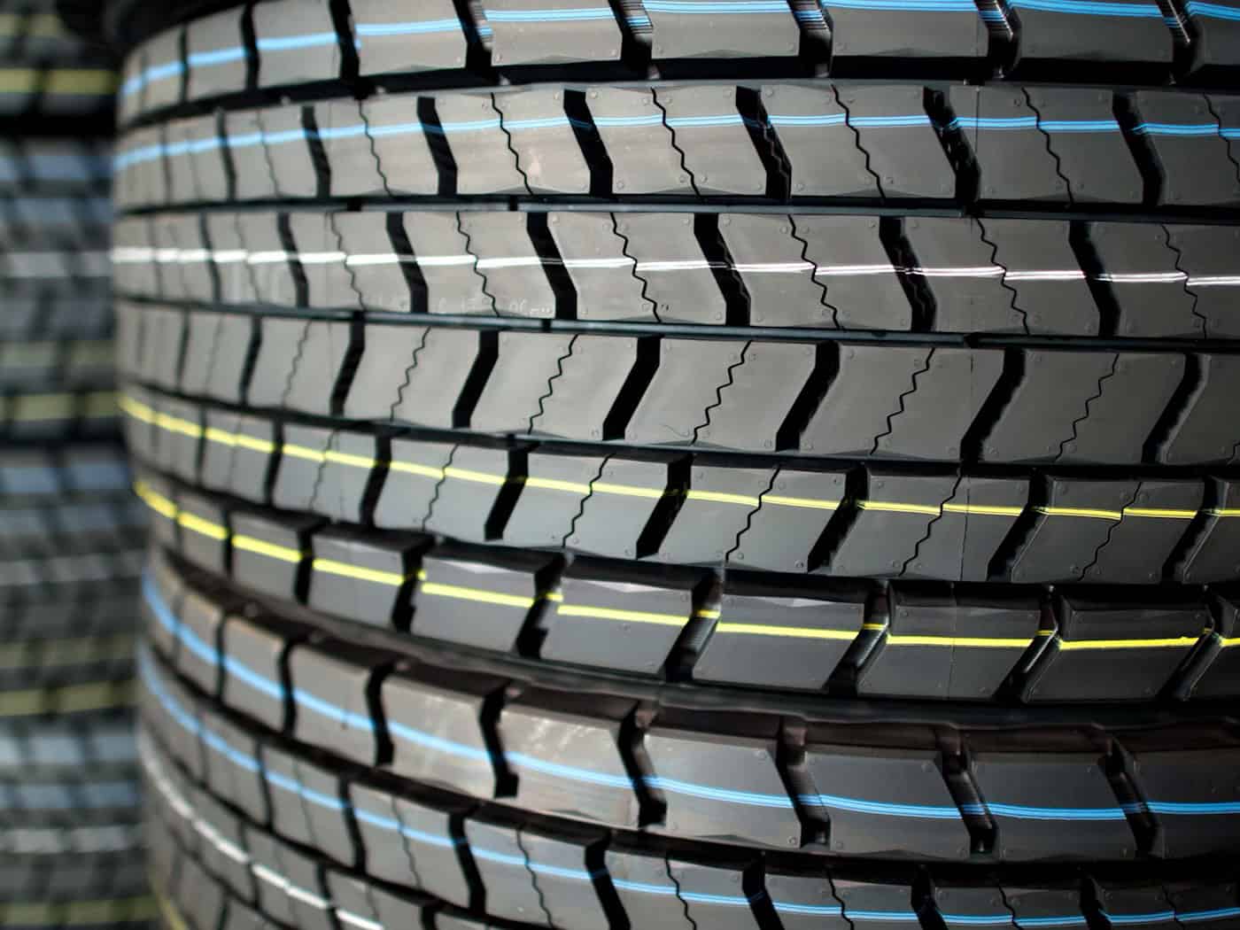Das Kartellamt wirft drei Unternehmen vor, die Preisbildung beim Vertrieb von Reifen der Marken Maxxis und CST auf dem deutschen Reifengroßhandelsmarkt eingeschränkt zu haben. (Symbolbild)  / Foto: Julian Stratenschulte/dpa