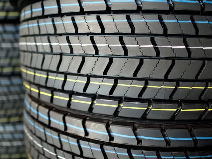 Das Kartellamt wirft drei Unternehmen vor, die Preisbildung beim Vertrieb von Reifen der Marken Maxxis und CST auf dem deutschen Reifengroßhandelsmarkt eingeschränkt zu haben. (Symbolbild)  / Foto: Julian Stratenschulte/dpa