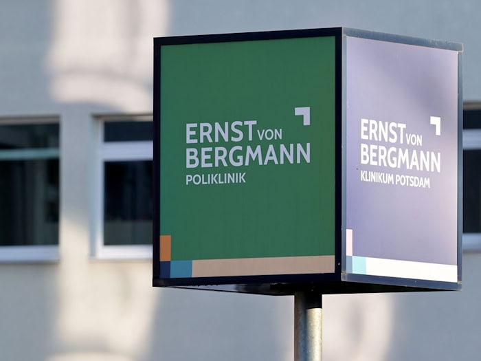 Im Ernst von Bergmann sollen mehrere Abteilungen schließen. (Archivbild) / Foto: Michael Bahlo/dpa