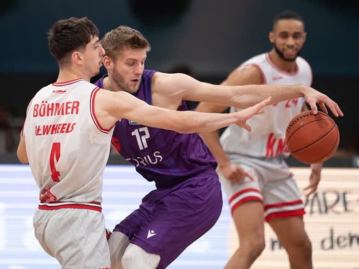 Julius Böhmer (l) verteidigt die kommenden zwei Spielzeiten für Alba Berlin (Archivbild) / Foto: Swen Pförtner/dpa