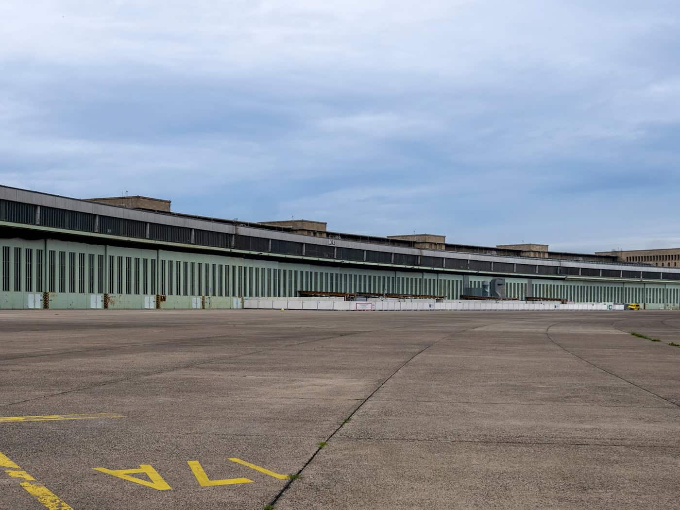 Für das alte Flughafengebäude Tempelhof soll es bis 2027 ein Ideen-Konzept geben. (Archiv) / Foto: Monika Skolimowska/dpa