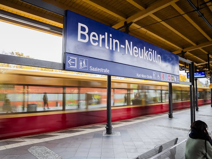 Die beiden mutmaßlichen Täter traten und schlugen auf ihr Opfer ein. (Symbolbild)  / Foto: Christoph Soeder/dpa