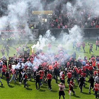 Aufstiegsfeier mit Pyrotechnik: Fans des FC Energie Cottbus auf dem Spielfeld in Regensburg. / Foto: Jens Niering/dpa