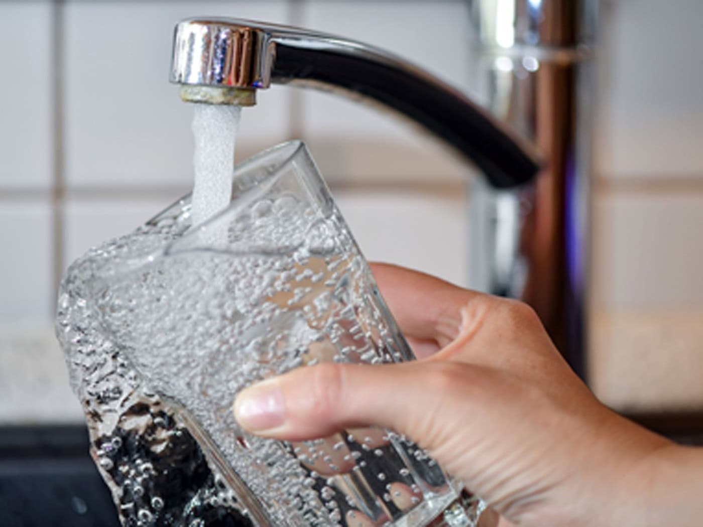 Bei einer Trinkwasseruntersuchung in Zehdenick wurde eine Überschreitung des Grenzwertes für Bromat festgestellt. (Symbolbild)  / Foto: Patrick Pleul/dpa-Zentralbild/ZB