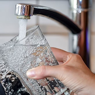 In Buckow und in Zehdenick müssen Menschen ihr Wasser derzeit abkochen. (Symbolbild) / Foto: Patrick Pleul/dpa-Zentralbild/dpa