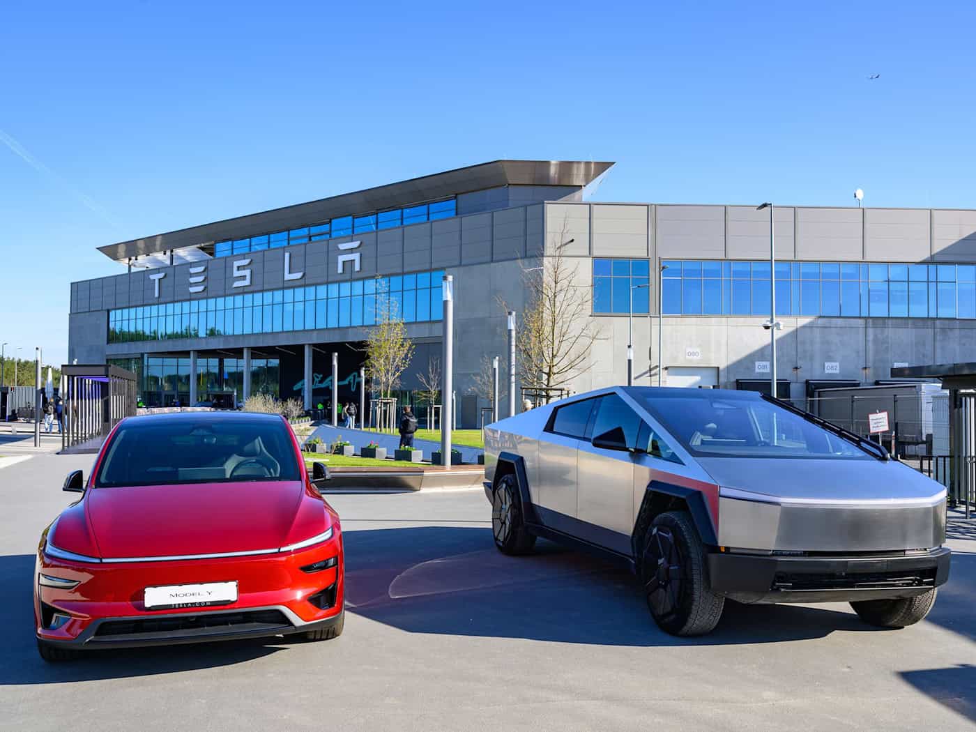 Das Tesla-Werk in Grünheide bei Berlin führt nach Angaben eines neuen Berichts nicht zu negativen Auswirkungen auf das Grundwasser. (Archivbild) / Foto: Patrick Pleul/dpa