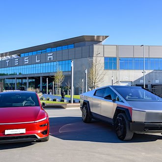 Das Tesla-Werk in Grünheide bei Berlin führt nach Angaben eines neuen Berichts nicht zu negativen Auswirkungen auf das Grundwasser. (Archivbild) / Foto: Patrick Pleul/dpa