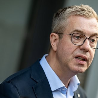 Berlins Finanzsenator Stefan Evers soll neue Aufgaben übernehmen. (Archivbild)  / Foto: Fabian Sommer/dpa