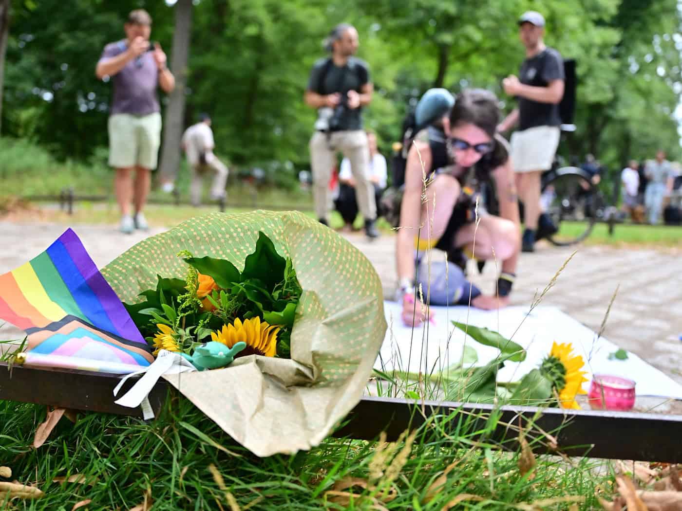 Nach dem Anschlag am Rande des CSD in Berlin trauern viele Menschen.  / Foto: Sebastian Gollnow/dpa