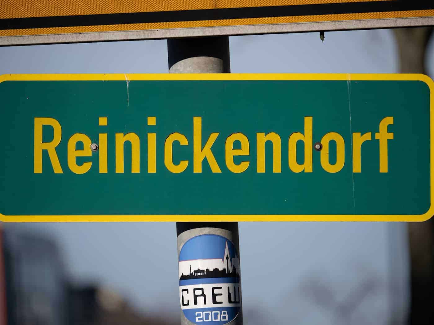 Das Bezirksamt Berlin-Reinickendorf möchte mit einer Bodentafel an eine vor 32 Jahren von Neonazis ermordete Frau erinnern. (Illustration) / Foto: Sebastian Gollnow/dpa