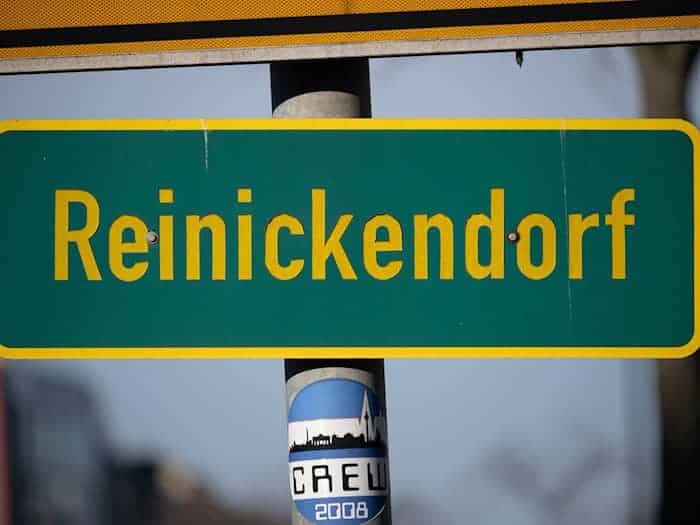 Das Bezirksamt Berlin-Reinickendorf möchte mit einer Bodentafel an eine vor 32 Jahren von Neonazis ermordete Frau erinnern. (Illustration) / Foto: Sebastian Gollnow/dpa