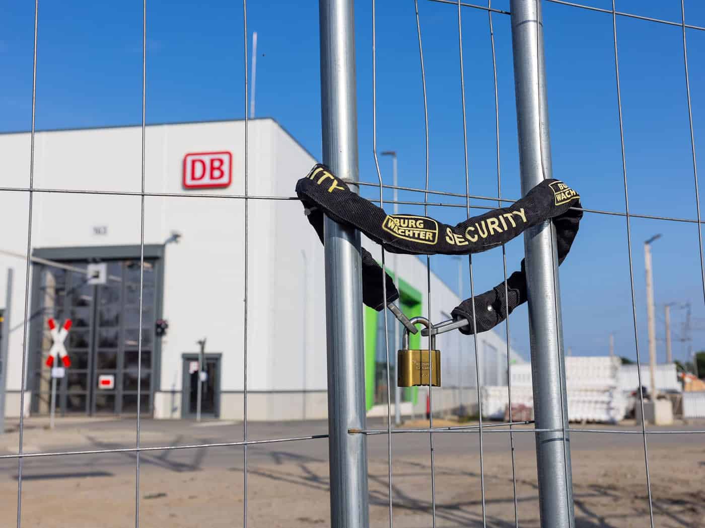 Erst vor rund vier Wochen wurde am Bahngelände in Cottbus eine Bombe entschärft. (Symbolbild) / Foto: Frank Hammerschmidt/dpa
