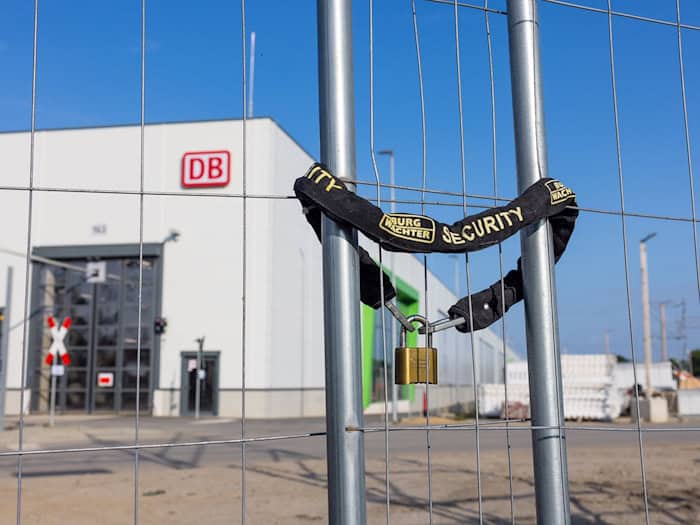 Erst vor rund vier Wochen wurde am Bahngelände in Cottbus eine Bombe entschärft. (Symbolbild) / Foto: Frank Hammerschmidt/dpa