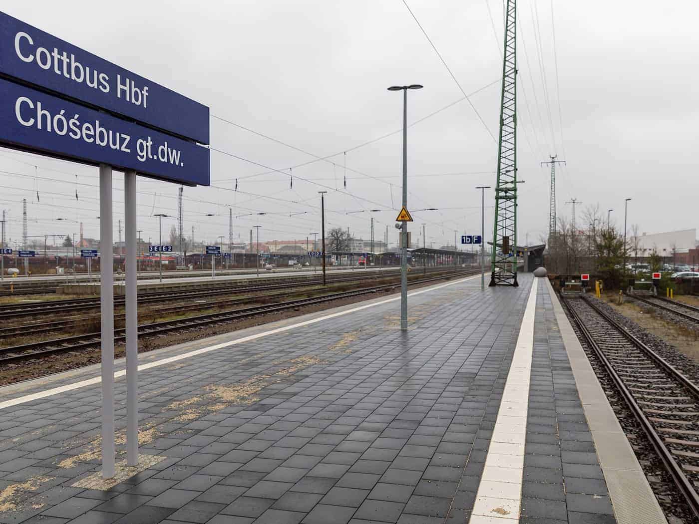 Ab 12 Uhr soll der Zugverkehr am Cottbuser Hauptbahnhof wegen der Bomben-Entschärfung eingestellt werden. (Archivfoto) / Foto: Frank Hammerschmidt/dpa