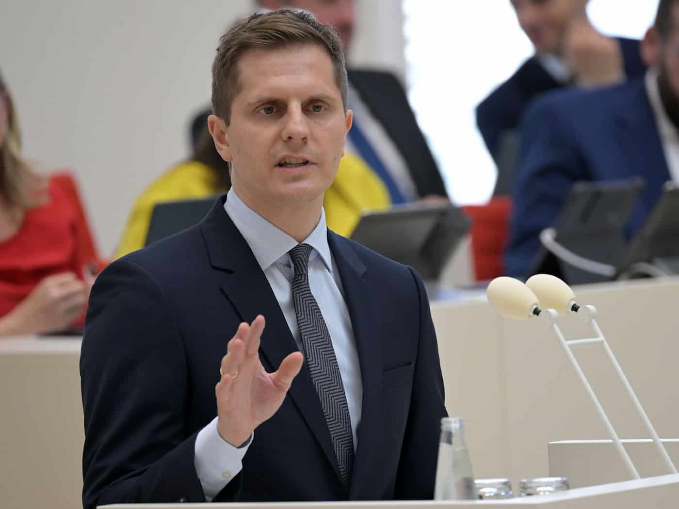 Brandenburgs Justizminister Benjamin Grimm (SPD) plant, dass Strafverfahren schneller abgearbeitet werden. (Archivbild) / Foto: Michael Bahlo/dpa