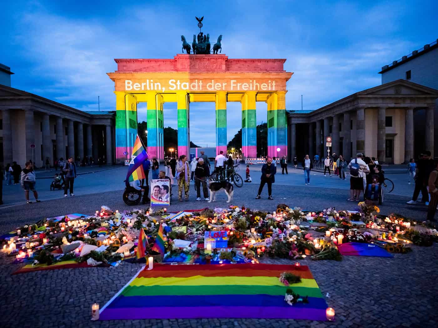 Das Brandenburger Tor erstrahlt in den Regenbogenfarben - als Symbol für Vielfalt und Toleranz. / Foto: Christoph Soeder/dpa
