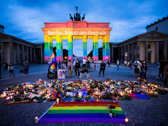 Brandenburger Tor leuchtet in Regenbogenfarben nach Angriff