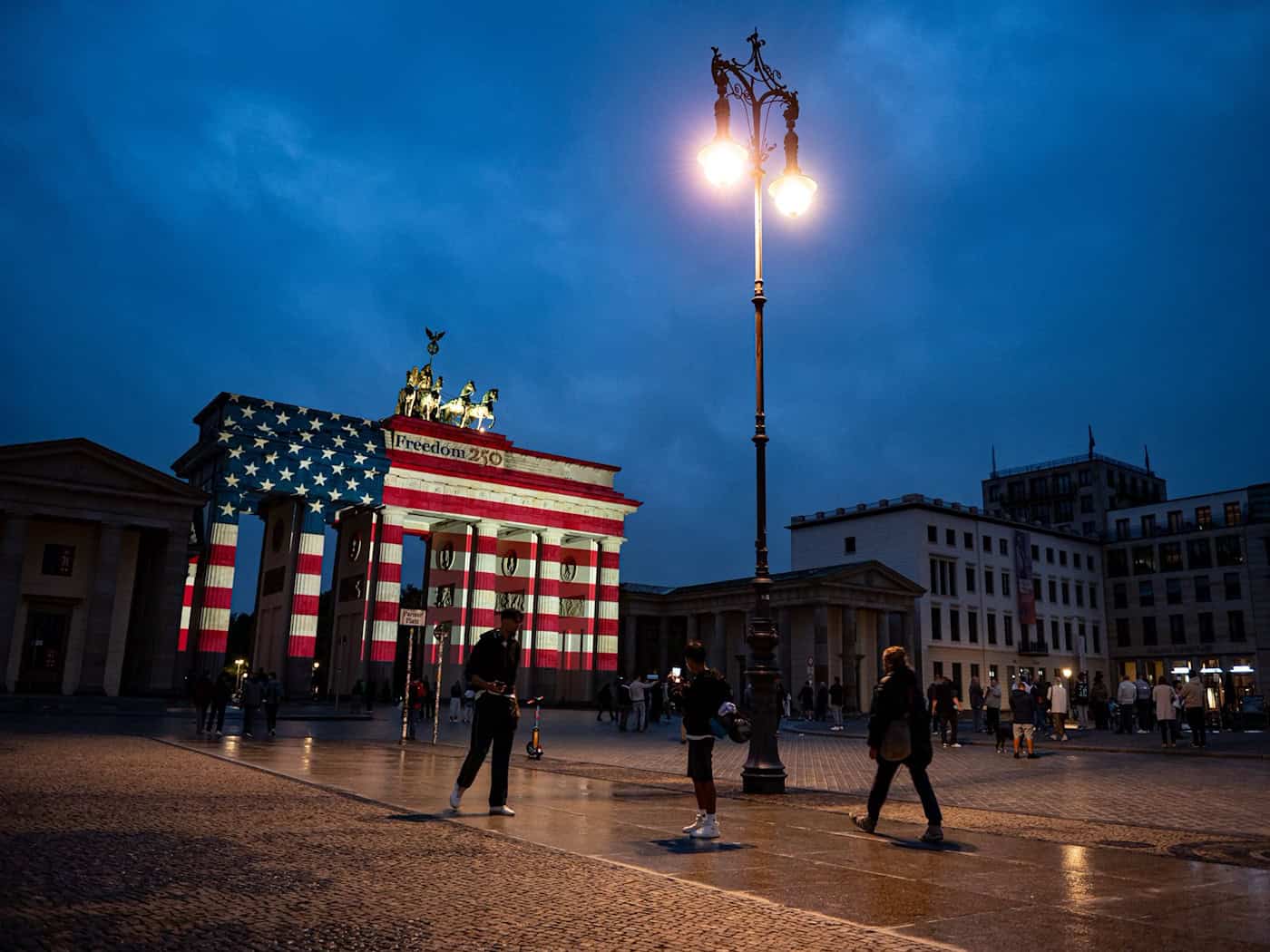 Das Brandenburger Tor wird zum 250. Jahrestag der amerikanischen Unabhängigkeit in den Farben der Vereinigten Staaten von Amerika angestrahlt. / Foto: Fabian Sommer/dpa