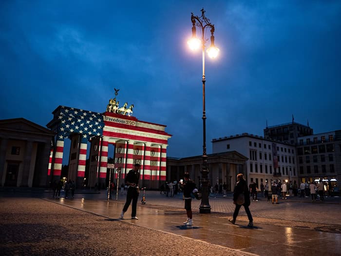 Das Brandenburger Tor wird zum 250. Jahrestag der amerikanischen Unabhängigkeit in den Farben der Vereinigten Staaten von Amerika angestrahlt. / Foto: Fabian Sommer/dpa