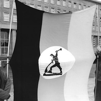 Schwerter zu Flugscharen: Zwei brandenburger Christen aus Neustadt an der Dosse protestieren 1990 vor der Volkskammertagung zum Einigungsvertrag