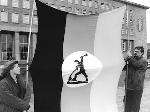 Schwerter zu Flugscharen: Zwei brandenburger Christen aus Neustadt an der Dosse protestieren 1990 vor der Volkskammertagung zum Einigungsvertrag