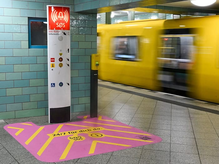 Durch auffällige Markierungen will die BVG ihre Notrufsäulen besser sichtbar machen. / Foto: Jens Kalaene/dpa