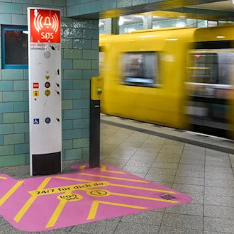Durch auffällige Markierungen will die BVG ihre Notrufsäulen besser sichtbar machen. / Foto: Jens Kalaene/dpa