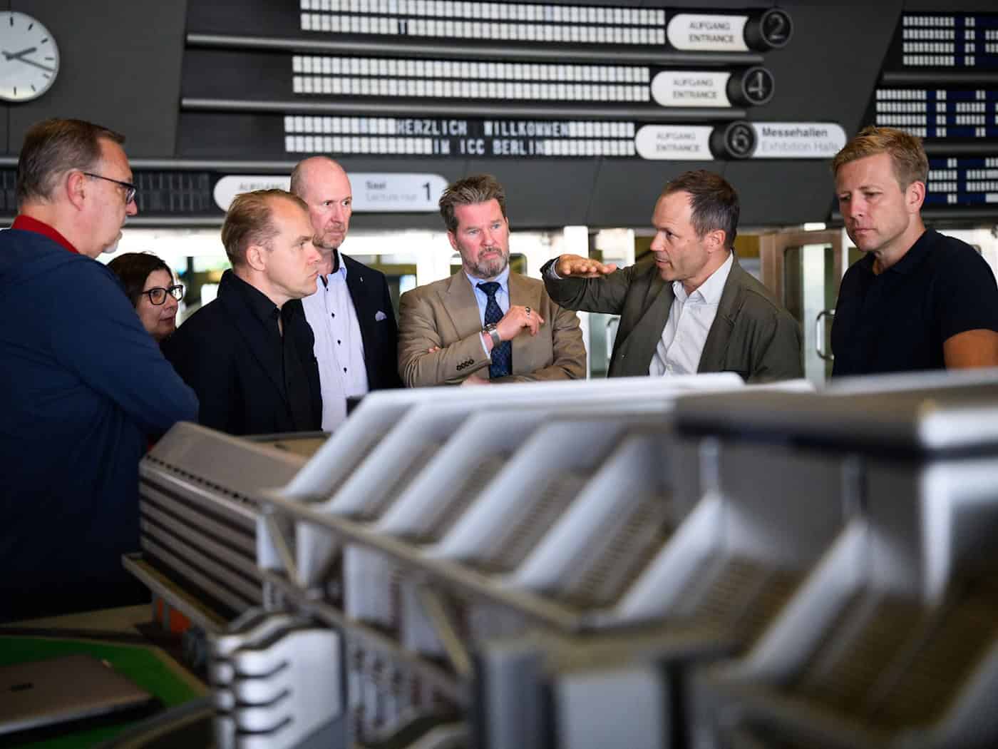 Mitglieder der CDU-Fraktion haben sich im ehemaligen Kongresszentrum ICC über die Pläne für die Zunkft des riesigen Gebäudes informiert.  / Foto: Bernd von Jutrczenka/dpa