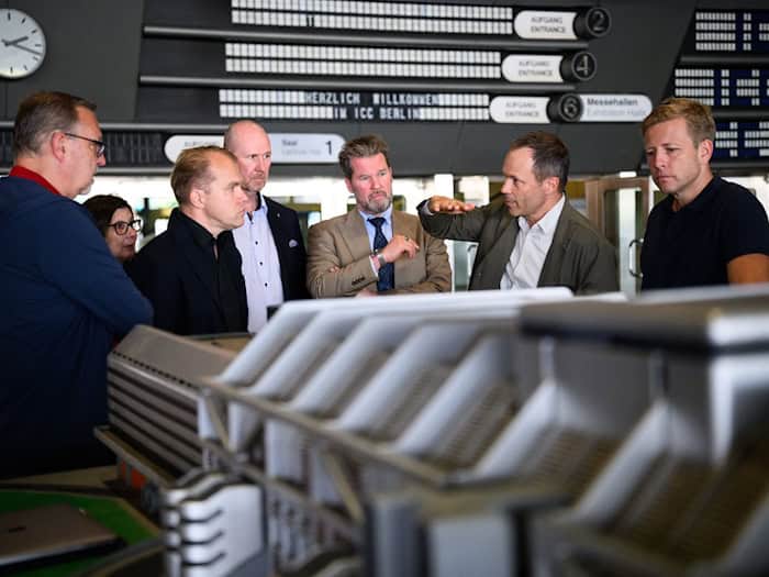 Mitglieder der CDU-Fraktion haben sich im ehemaligen Kongresszentrum ICC über die Pläne für die Zunkft des riesigen Gebäudes informiert.  / Foto: Bernd von Jutrczenka/dpa
