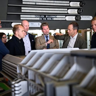 Mitglieder der CDU-Fraktion haben sich im ehemaligen Kongresszentrum ICC über die Pläne für die Zunkft des riesigen Gebäudes informiert.  / Foto: Bernd von Jutrczenka/dpa