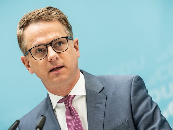 CDU-Generalsekretär Carsten Linnemann zollt Berlins Regierendem Bürgermeister Kai Wegner nach dessen Verzicht auf die Spitzenkandidatur Respekt. (Archivfoto)  / Foto: Michael Kappeler/dpa