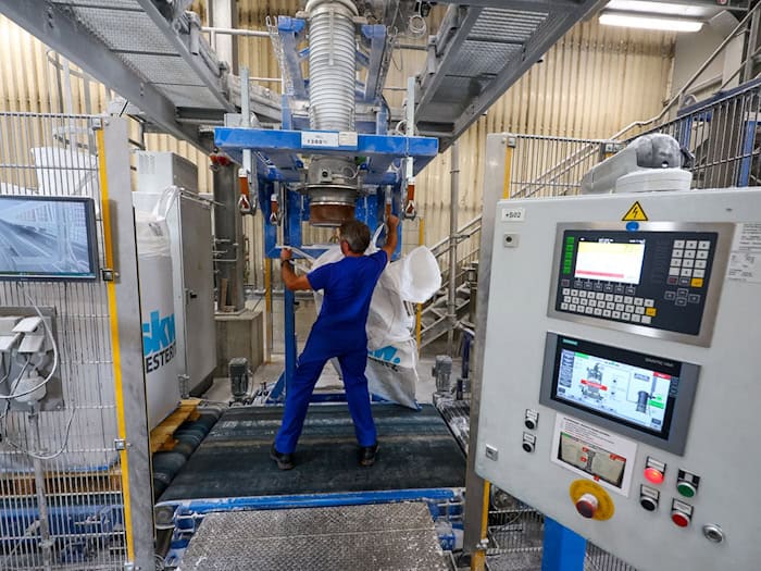 Arbeitgeber und Gewerkschaft haben eine gemeinsame Initiative gestartet, um trotz der schwierigen Lage mehr Ausbildungsplätze in der ostdeutschen Chemieindustrie zu sichern. (Archivbild)  / Foto: Jan Woitas/dpa