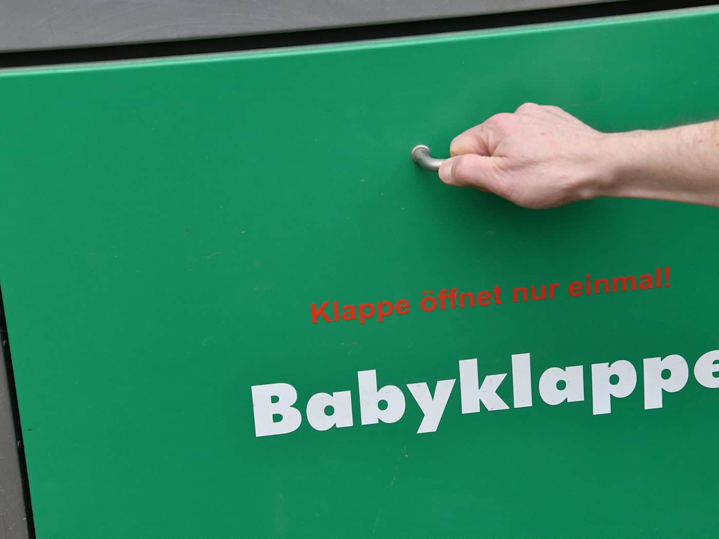 Die Babyklappe am St. Josefs-Krankenhaus in Potsdam wird mit dem Aus der Geburtshilfe nicht mehr weiter betreiben. (Archivbild) / Foto: Bernd Settnik/dpa