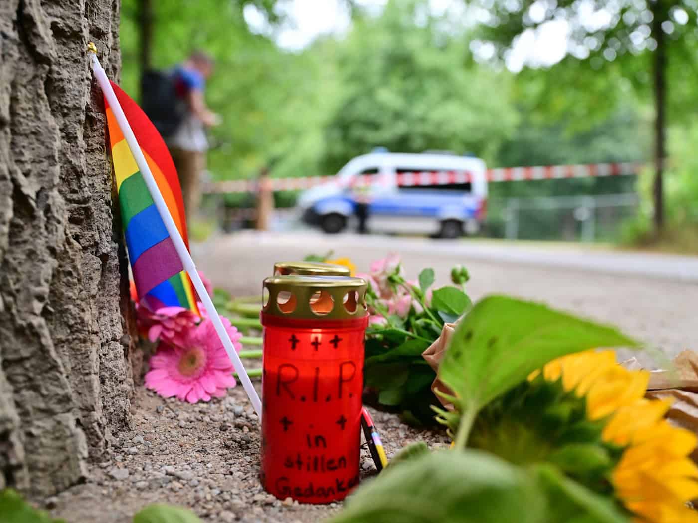 Nach dem Angriff auf den CSD wird an die Opfer erinnert. / Foto: Sebastian Gollnow/dpa