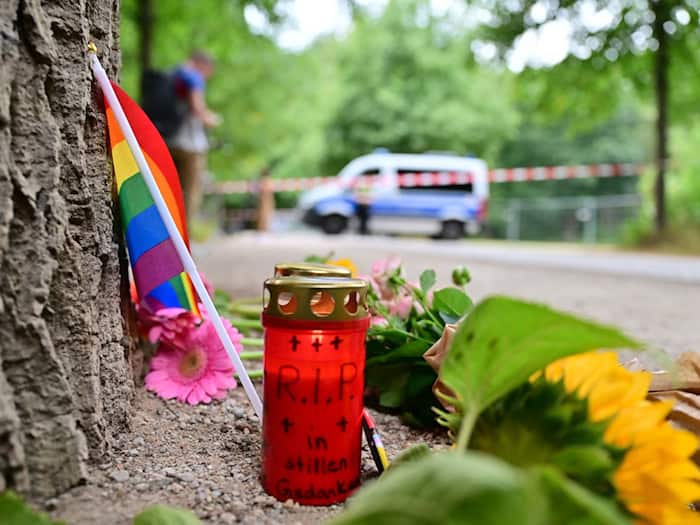 Nach dem Angriff auf den CSD wird an die Opfer erinnert. / Foto: Sebastian Gollnow/dpa