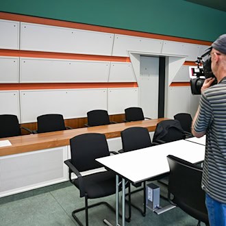 Ein 42-Jähriger, der die Meisterschale der Füchse Berlin gestohlen haben soll, steht wegen einer Reihe von Straftaten vor Gericht. (Foto aktuell) / Foto: Jens Kalaene/dpa