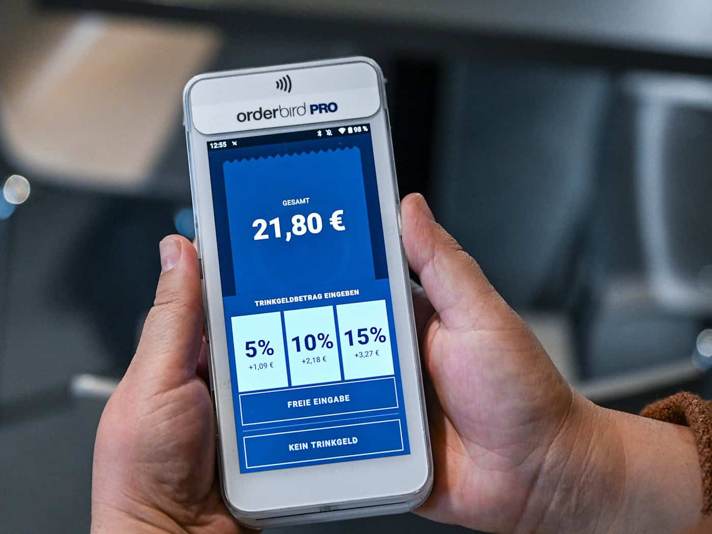 Bei diesem Bezahlterminal ist auch die Option, kein Trinkgeld zu geben, unten aufgeführt. Verbraucherschützer beklagen aber, dass dies oft eher versteckt und die Trinkgeld-Einscheidung somit beeinflusst werde.  / Foto: Jens Kalaene/dpa