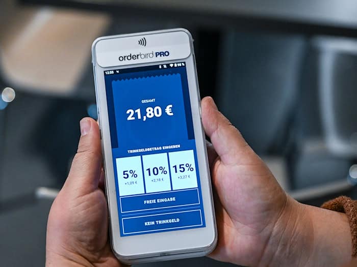 Bei diesem Bezahlterminal ist auch die Option, kein Trinkgeld zu geben, unten aufgeführt. Verbraucherschützer beklagen aber, dass dies oft eher versteckt und die Trinkgeld-Einscheidung somit beeinflusst werde.  / Foto: Jens Kalaene/dpa