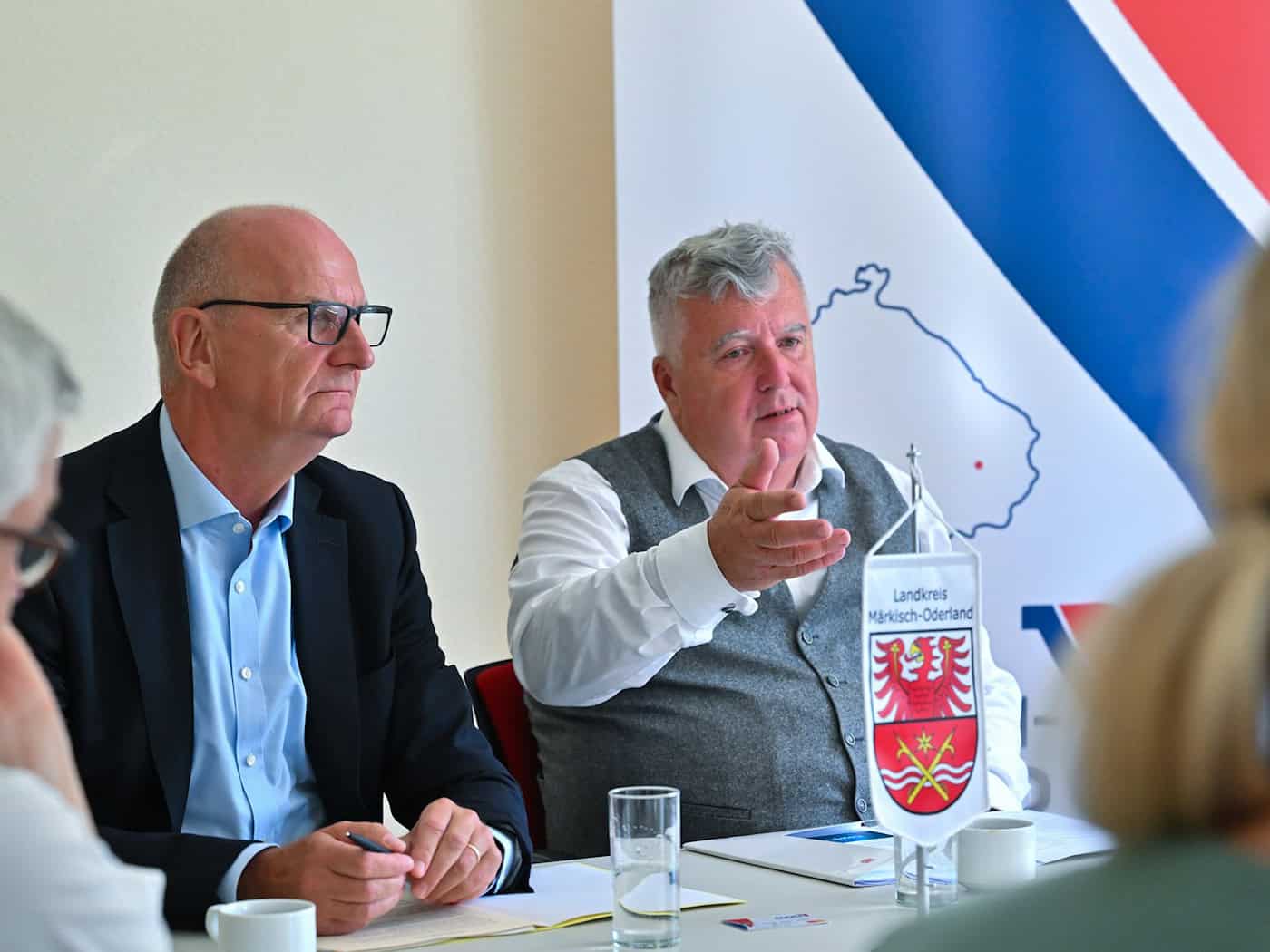 Der Landrat von Märkisch-Oderland, Gernot Schmidt, verzichtet auf rückwirkende Gebühren für Rettungsfahrten. (Archivbild) / Foto: Patrick Pleul/dpa