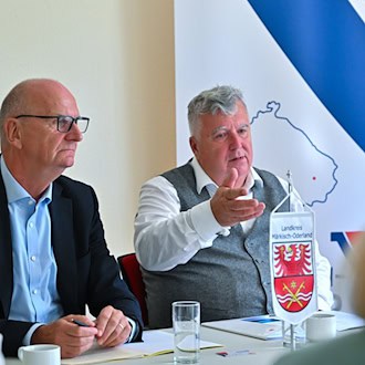 Der Landrat von Märkisch-Oderland, Gernot Schmidt, verzichtet auf rückwirkende Gebühren für Rettungsfahrten. (Archivbild) / Foto: Patrick Pleul/dpa